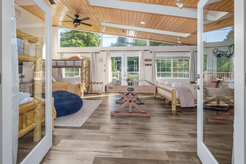 Yosemite Creekside Retreat with spa/games/EV Charger and more